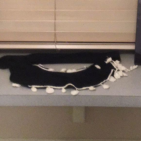 Black Wool scarf with cream crotched tassels - Picture 3 of 3